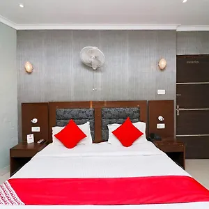 3* Hotel Oyo Metro Tower Near Ambience Mall